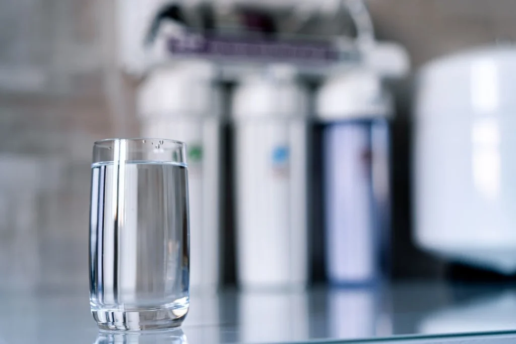 Water filter for chlorine removal producing clean drinking water in a glass